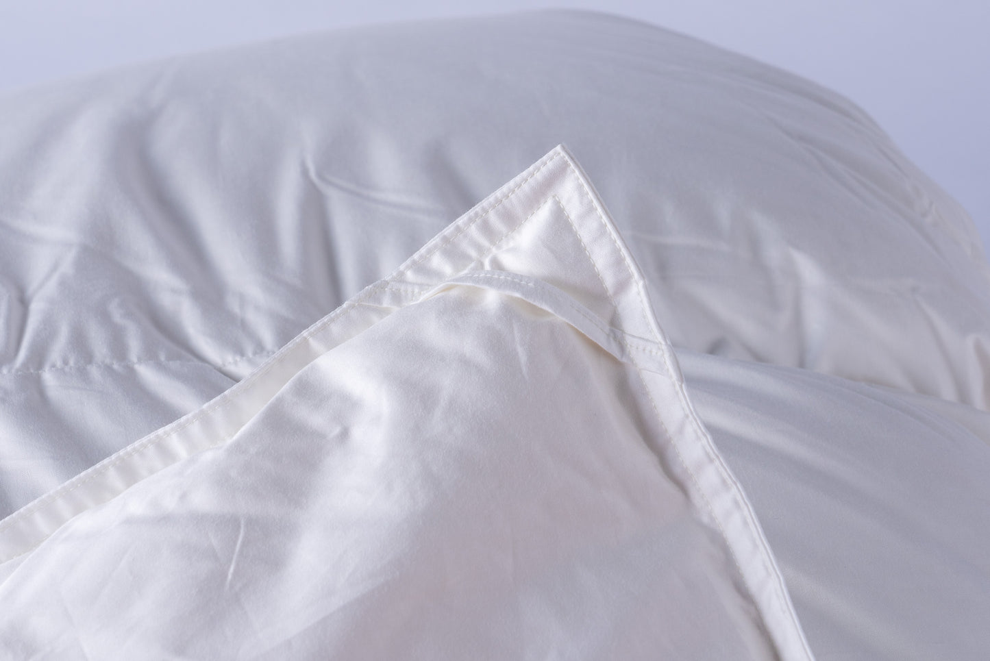 無地の羽毛掛布団(コットン100%の80サテン生地使用・ツインキルト仕様・グース93%・DP400)